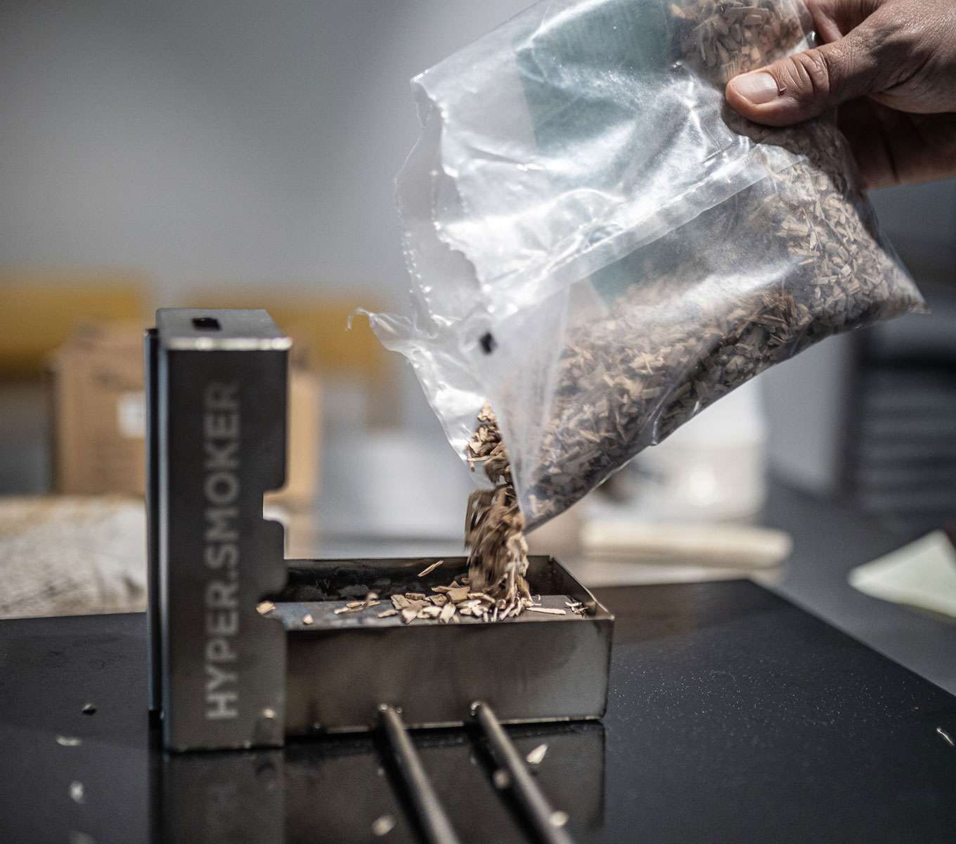 Räucherzubehör für Unox Kombidämpfer mit einer Ladung Holzspäne im Inneren