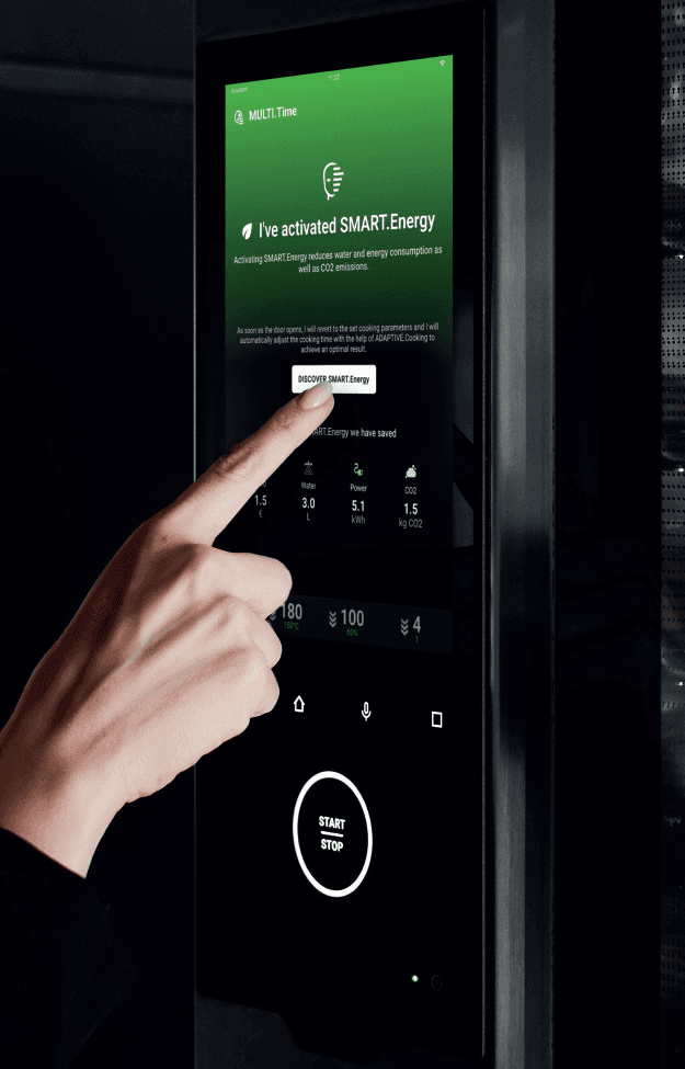 Finger, der die automatische Energiesparfunktion auf dem Touchscreen-Display eines intelligenten Unox-Professioneller Gastronomie-Backofens auswählt