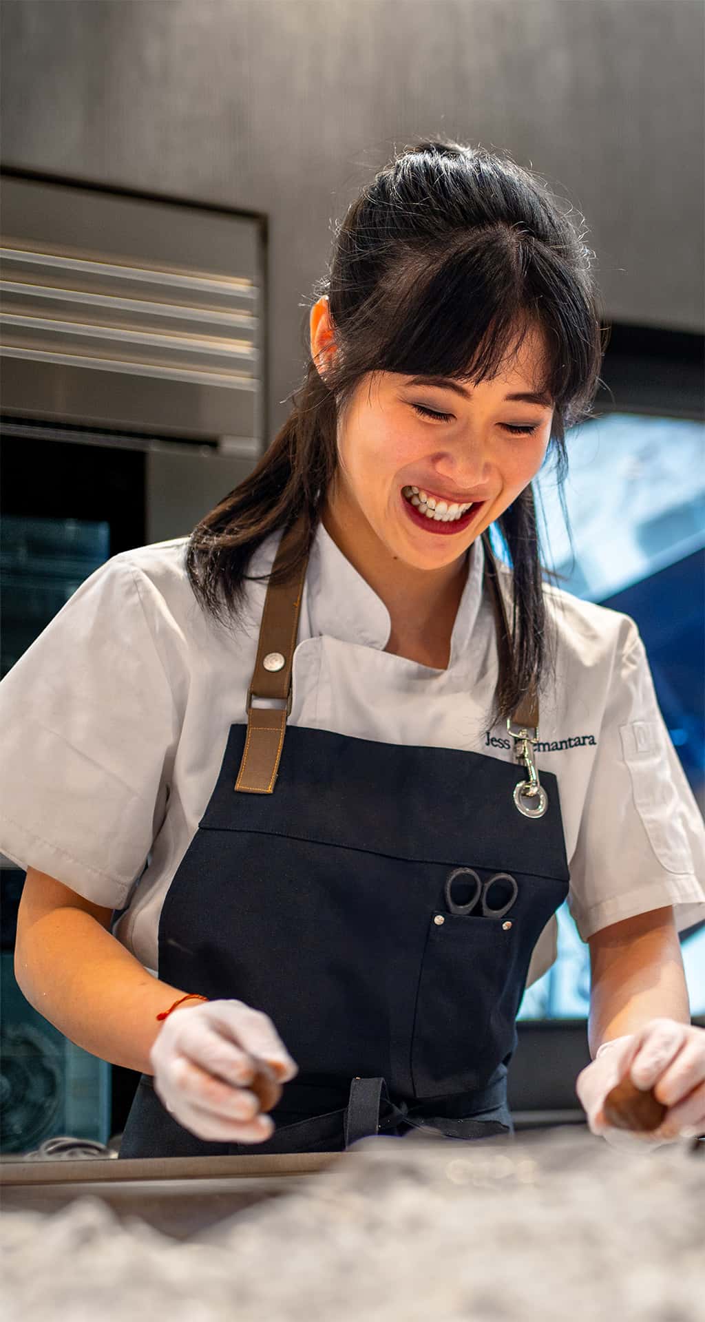 chefköchin beim kochen mit einem professionellen cheftop vista ofen während exklusiver kochkurse