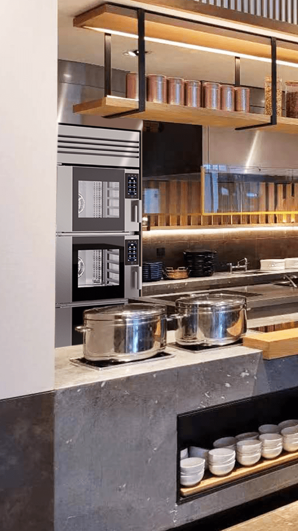 kommerzieller cheftop vista ofen in der offenen küche eines Buffets in einem luxushotel