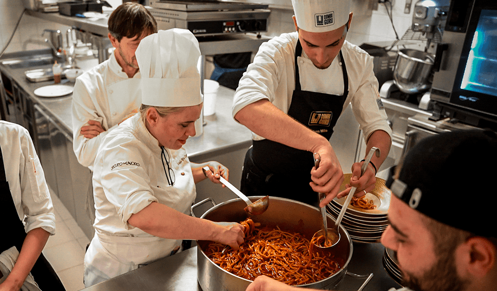 chef iside de cesare durante chef in campus con giovani chef