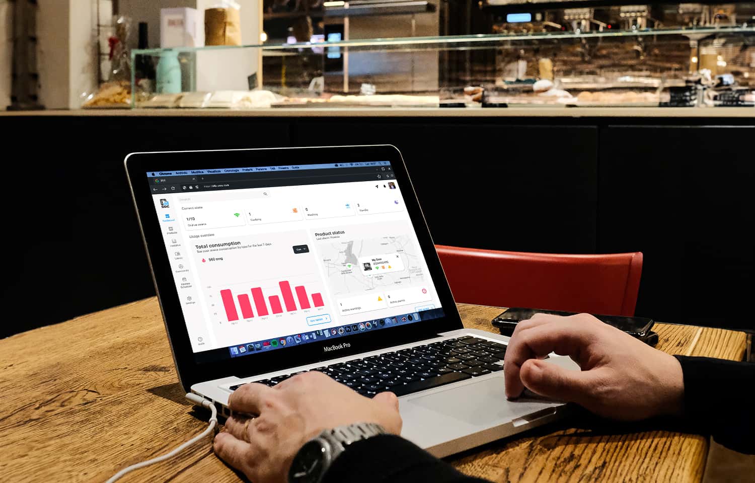 uomo che controlla i forni professionali dei suoi punti vendita con Data Driven Cooking