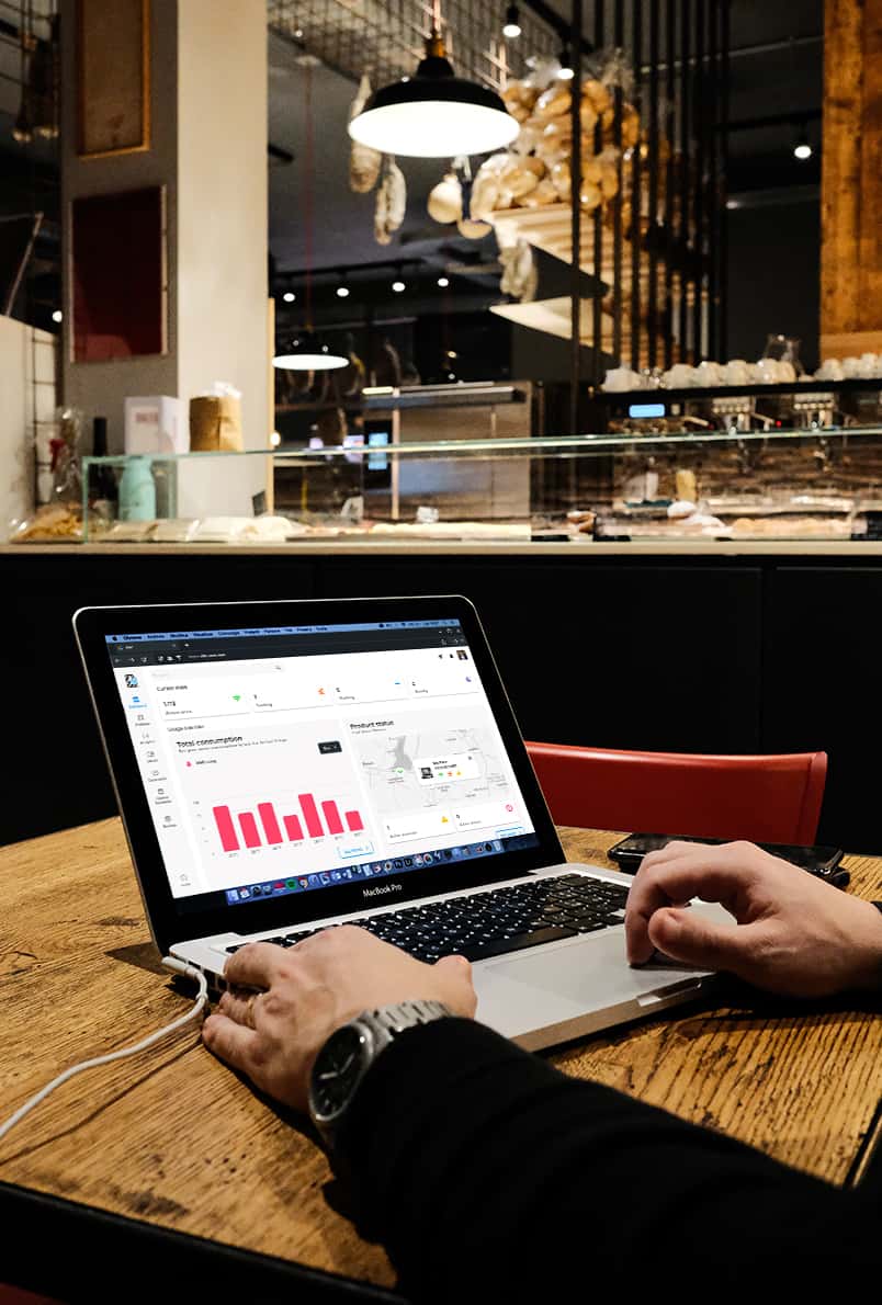uomo che controlla i forni professionali dei suoi punti vendita con Data Driven Cooking