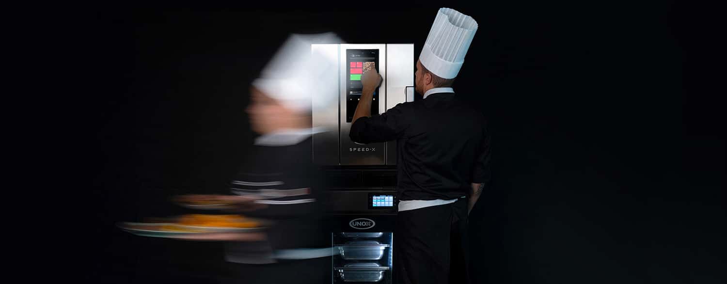 Chef davanti a forni professionali SPEED-X e EVEREO perfetti per ristoranti qsr e fast casual