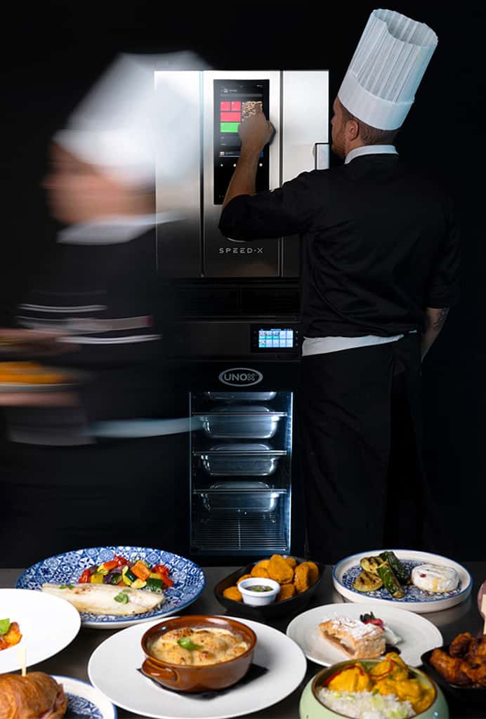 Chef davanti a forni professionali SPEED-X e EVEREO perfetti per ristoranti qsr e fast casual