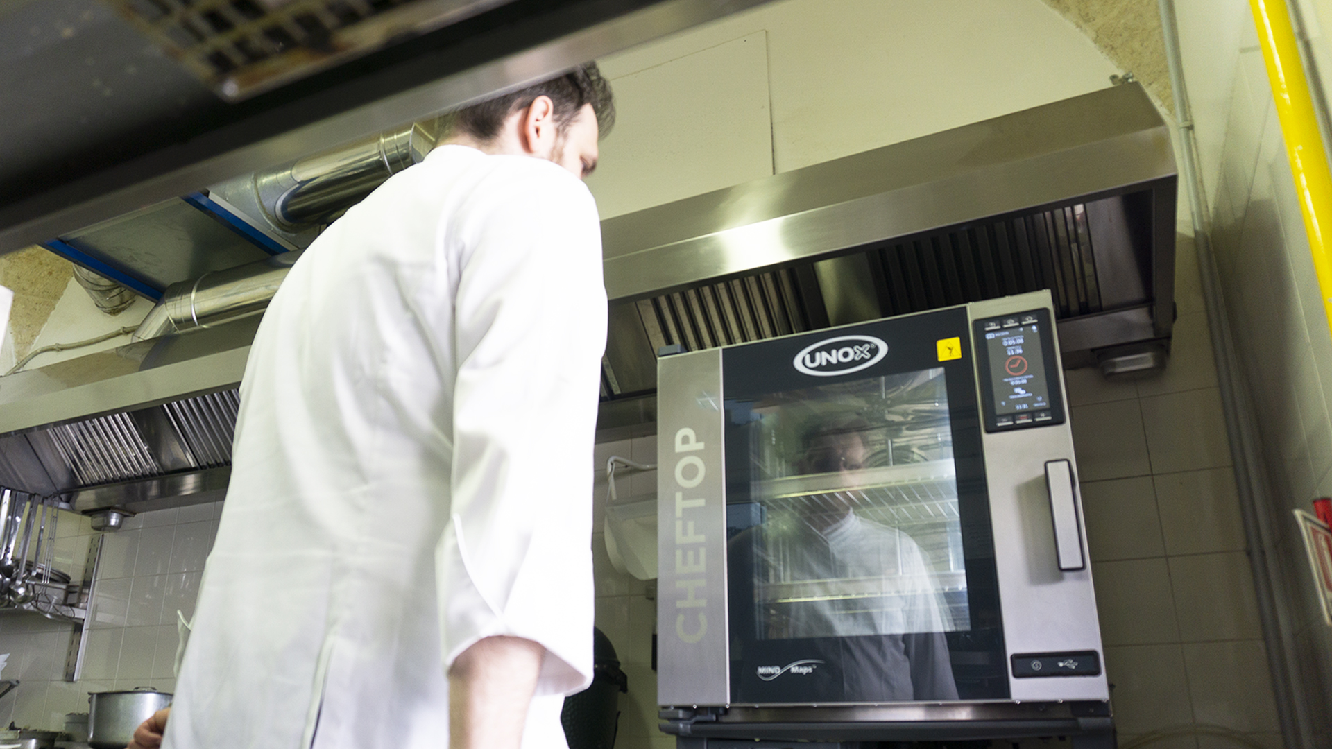 Executive chef in the kitchen who is using the commercial combi oven CHEFTOP MIND.Maps™ COUNTERTOP